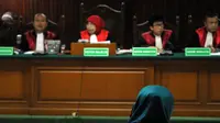 FOTO: Neneng Kesakitan di Sidang Vonis