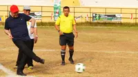 Mendes PDTT Eko Putro Sandjojo saat melakukan kick off Liga Santri Nusantara tahun 2018 di Bengkulu (Liputan6.com/Yuliardi Hardjo)