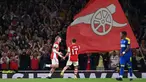 Pemain Arsenal Emile Smith Rowe (kiri) melakukan selebrasi usai mencetak gol ke gawang AFC Wimbledon pada pertandingan Piala Liga Inggris di Emirates Stadium, London, Inggris, 22 September 2021. Arsenal menang 3-0. (JUSTIN TALLIS/AFP)
