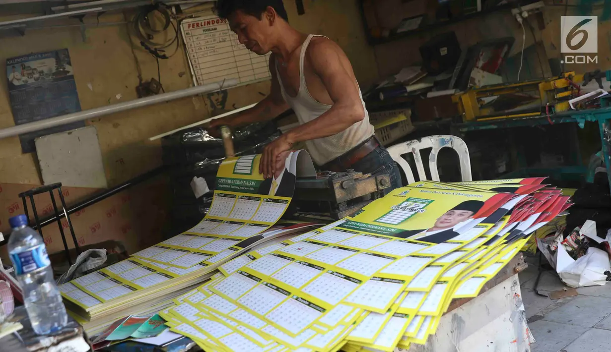 Pekerja menyelesaikan pembuatan kalender tahun 2019 di kawasan Senen, Jakarta, Jumat (7/12). Menjelang berakhirnya tahun 2018, produksi kalender di kawasan pusat percetakan tersebut meningkat 40 persen. (Liputan6.com/Immanuel Antonius)