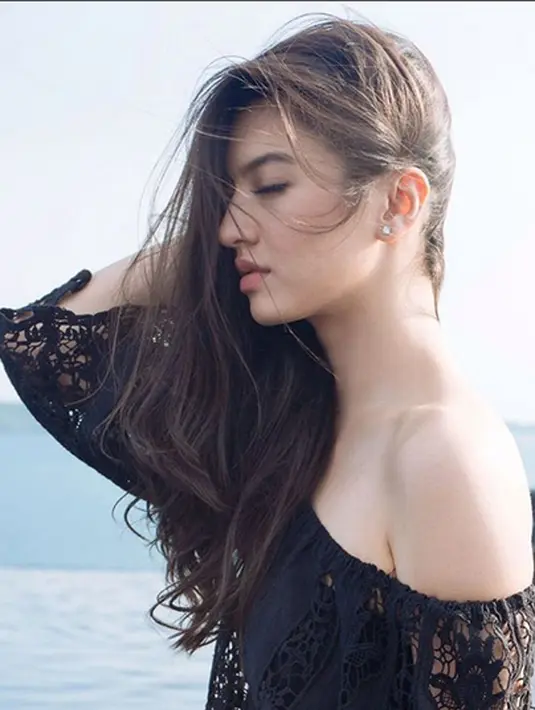 Raline Shah yang tampak samping ini sangat menunjukan dirinya yang menikmati suasana pantai saat liburan  di Phuket, Thailand. (via instagram/@raline_shah)