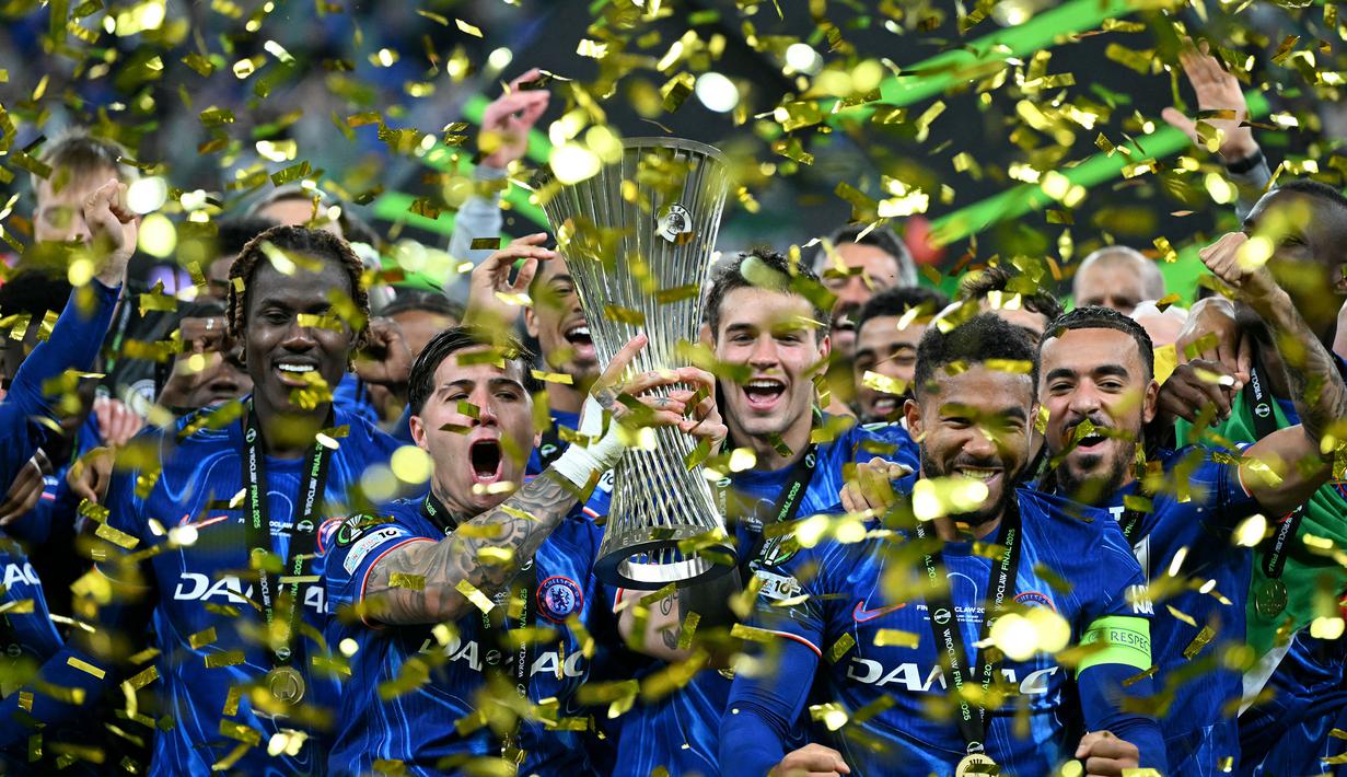 Prestasi pertama Enzo Maresca sebagai pelatih adalah mempersembahkan gelar juara Conference League 2024/2025 untuk The Blues. (AFP/John Macdougall)