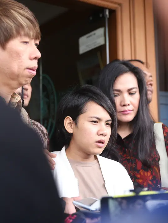 Evelyn yang biasa tampil ceria, tidak terlihat saat akan mengikuti sidang. Evelyn terlihat sedih. Seperti dalam sebuah wawancara, Evelyn sangat trauma dengan perceraian. (Nurwahyunan/Bintang.com)