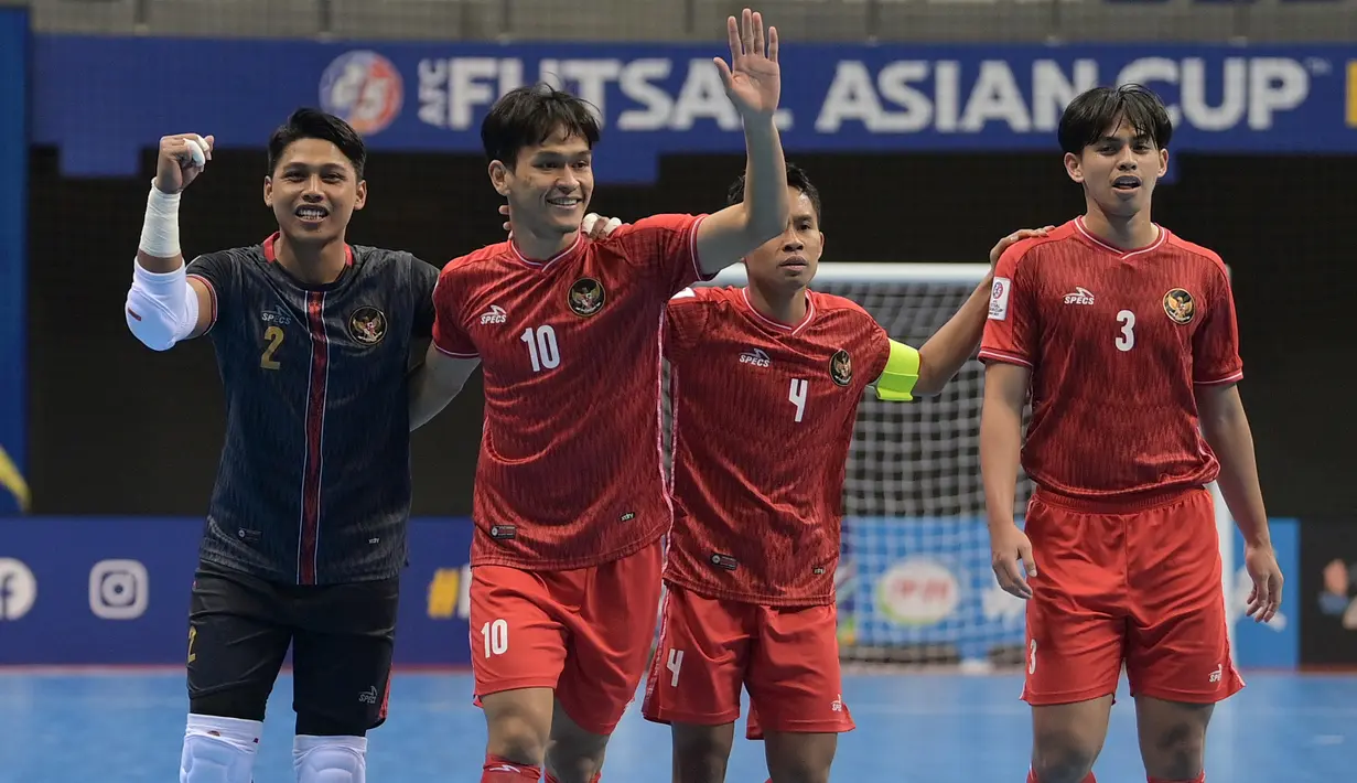 Setelah menelan kekalahan 0-5 dari Iran di laga pertama Grup C Kejuaraan Futsal AFC Piala Asia 2022 di Kuwait, Timnas Futsal  Indonesia berhasil bangkit dan memukul Lebanon dengan skor telak 7-2 dalam laga kedua di Saad Al Abdullah Hall, Kuwait, Jumat (30/9/2022) malam WIB. Dengan kemenangan ini Mochamad Iqbal dan kawan-kawan masih memelihara peluang lolos ke perempatfinal. (AFC/Khaleel Nadoum)