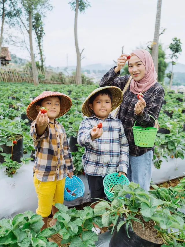 6 Momen Kompak Ririe Fairus saat Asuh Anak, Pakai Baju Senada