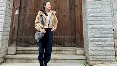 Dalam akun Instagram pribadinya, Sandra Dewi terlihat mengunggah gaya OOTD saat di Korea Selatan. Bergaya kasual, penampilan wanita 40 tahun ini banjir pujian netizen karena disebut bak ABG. (Liputan6.com/IG/@sandradewi88)