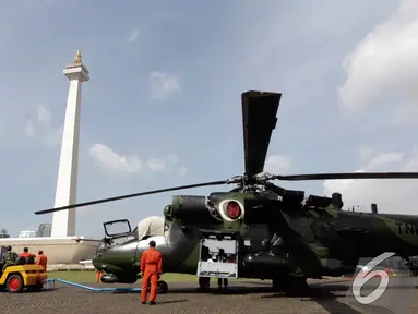 Sejumlah anggota TNI mempersiapkan armada helikopter di halaman silang Monas, Jakarta, Rabu, (10/12/2014). (Liputan6.com/Faizal Fanani)