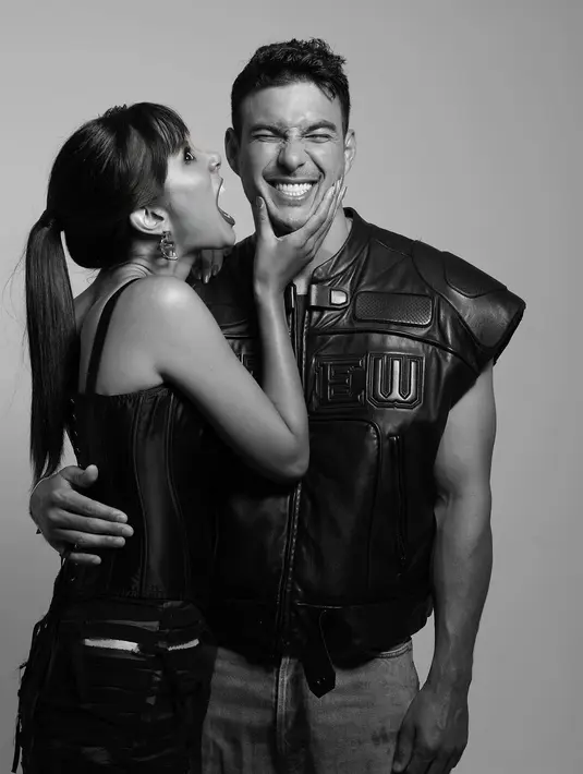 Sedangkan Tyler tampil dengan vest kulit hitamnya dan celana jeans. [@aurelie].