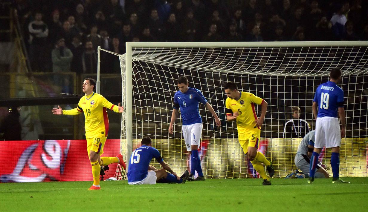 Pemain Romania, Bogdan Stancu (kiri) merayakan golnya ke gawang Italia pada laga persahabatan melawan Rumania di Stadion Renato Dall'Ara, Bologna, Rabu (18/11/2015) dini hari WIB. (AFP Photo/Giuseppe Cacace)