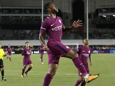Gelandang Manchester City, Raheem Sterling, merayakan gol yang dicetaknya ke gawang Real Madrid pada laga ICC di Stadion Memorial Coliseum, California, Rabu (26/7/2017). Manchester City menang 4-1 atas Real Madrid. (EPA/Paul Buck)