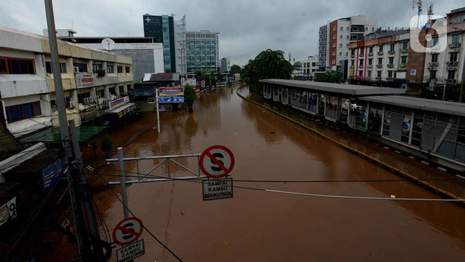Suasana Jalan Raya Daan Mogot yang terendam banjir di Jakarta, Rabu (1/1/2020). Hujan yang turun saat malam pergantian tahun baru 2019-2020 menyebabkan sejumlah titik jalan terputus di kawasan Grogol terendam banjir. (merdeka.com/Imam Buhori)
