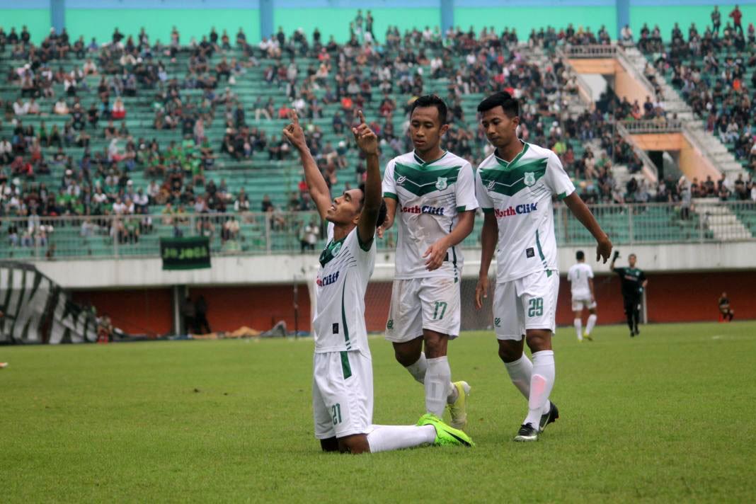 Pemain PSMS berselebrasi seusai mencetak gol ke gawang PSS dalam uji coba di Stadion Maguwoharjo, Sleman, Minggu (4/3/2018). (Bola.com/Ronald Seger Prabowo)