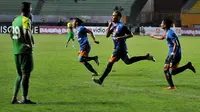 Selebrasi Cristian Gonzales usai membobol gawang Persebaya di SCM Cup 2015 (Johan Tallo/Liputan6.com)