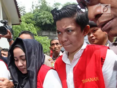 Terdakwa bos First Travel, Andika Surachman, Anniesa Hasibuan dan Siti Nuraidah alias Kiki tiba di Pengadilan Negeri Depok, Senin (5/3). Dalam sidang lanjutan hari ini, jaksa penuntut umum (JPU) menghadirkan 10 orang saksi. (Liputan6.com/Herman Zakharia)