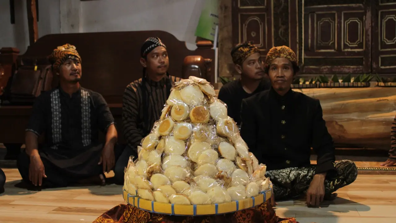 Seniman Demak tengah mengelilingi gunungan apem saat Umbul Donga Ruwahan. (Foto: Liputan6.com/Kusfitria Marstyasih)