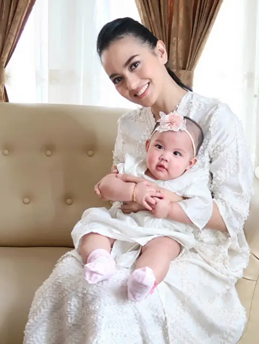 Di momen idul fitri seperti  sekarang ini Ririn tentu mengingat banyak kenangan bersama sang suami seperti yang telah dilaluinya di tahun lalu. Mendiang Ferry juga merupakan seorang mualaf. (Instagram/ririnekawati)