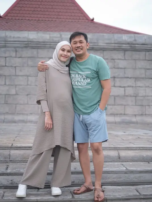 Di saat berkonsultasi ke dokter, Zaskia dan Hanung membahas tentang tanggal persalinan. Mengingat mereka memilih proses persalinan dengan cara cesar. Melansir Liputan6.com, Zaskia masih belum memilih tanggal karena takut. (Instagram/zaskiadyamecca)