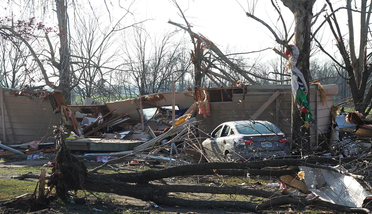 Sebuah mobil terlihat diantara puing-puing bangunan setelah tornado menghantam Clarksdale, Mississipi, Kamis (24/12). Badai tornado menerjang wilayah Amerika Serikat bagian selatan dan menewaskan 11 orang.  (REUTERS/ Justin A. Shaw)