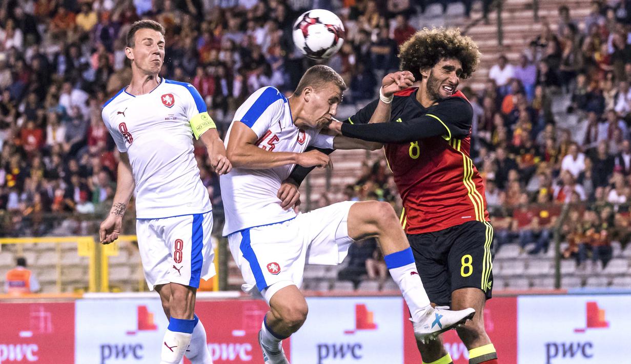 Pemain Belgia, Marouane Fellaini (kanan) berduel dengan pemain Republik Ceko, Tomas Soucek,  Vladimir Darida pada laga persahabatan di King Baudouin stadium, Brussels, (5/6/2017). (AP/Geert Vanden Wijngaert)
