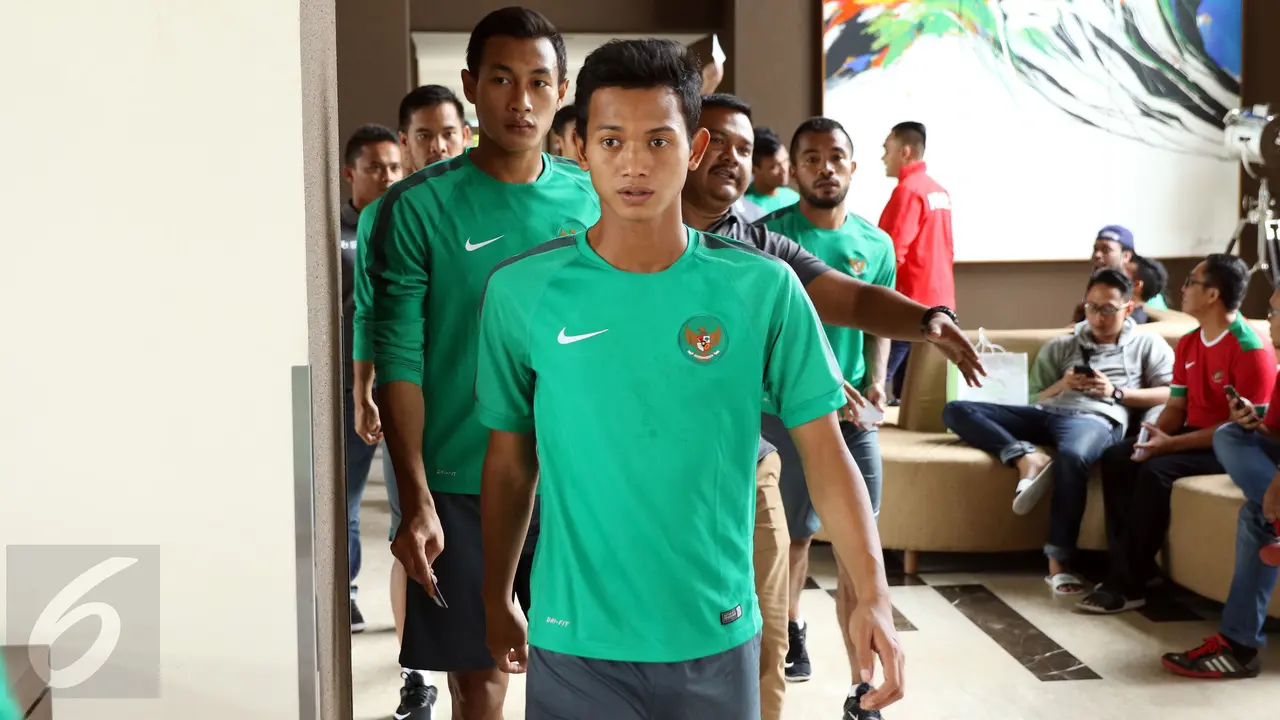 20161214-Usai Berlatih Ringan, Pemain Timnas Indonesia Dikawal-Bogor