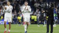 Bek Real Madrid asal Inggris bernomor punggung 12, Trent Alexander-Arnold (kiri), dan gelandang Real Madrid asal Uruguay bernomor punggung 8, Federico Valverde, merayakan kemenangan di akhir pertandingan leg pertama babak 16 besar Liga Champions UEFA antara Real Madrid dan Manchester City di Stadion Santiago Bernabeu di Madrid pada 12 Maret 2026. (Oscar DEL POZO/AFP)