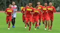 Skuat Kalteng Putra saat berlatih di lapangan UNY, Jumat (8/2/2019). (Bola.com/Vincentius Atmaja).