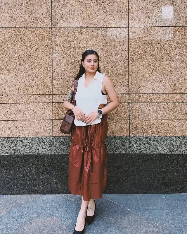 Statement Look dengan Midi Skirt Metalik