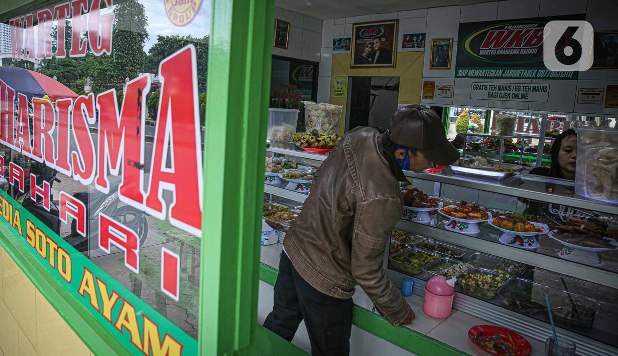 Warga memesan makanan di rumah makan Warteg Bahari, Jakarta, Rabu (1/12/2021). Naiknya PPKM DKI menjadi level 2 mengubah banyak aturan di wilayah tersebut, salah satunya jam operasional warteg yang diizinkan hingga pukul 21.00 dengan kapasitas pengunjung 50 persen. (Liputan6.com/Faizal Fanani)