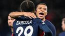 Pemain PSG, Kylian Mbappe (kanan) melakukan selebrasi bersama rekannya, Bradley Barcola setelah mencetak gol ke gawang Real Sociedad pada laga leg pertama 16 besar Liga Champions 2023/2024 di Parc des Princes, Paris, Prancis, Kamis (15/02/2024) WIB. (AFP/Miguel Medina)
