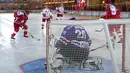 Presiden Rusia Vladimir Putin mencoba mencetak gol saat pertandingan eksihibisi Night Hockey League di gelanggang es di Lapangan Merah, Moskow, Rabu (25/12/2019). Night Hockey  merupakan turnamen berisi gabungan klub dan pemain amatir. (Mikhail Klimentyev, Sputnik, Kremlin Pool via AP)