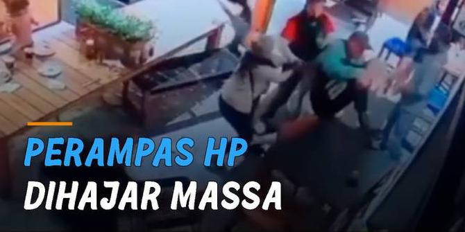 VIDEO: Pria Nekat Rampas HP Pengunjung Kafe yang Ramai, Akhirnya Dihajar Massa