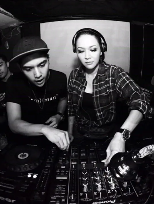 Menjadi seorang disc jockey atau DJ profesional, Al Ghazali memilih belajar langsung kepada sang ibunda, Maia Estianty. Waktu bersama dengan sang bunda dimanfaatkan baik oleh Al Ghazali. (via instagram/@alghazali7)