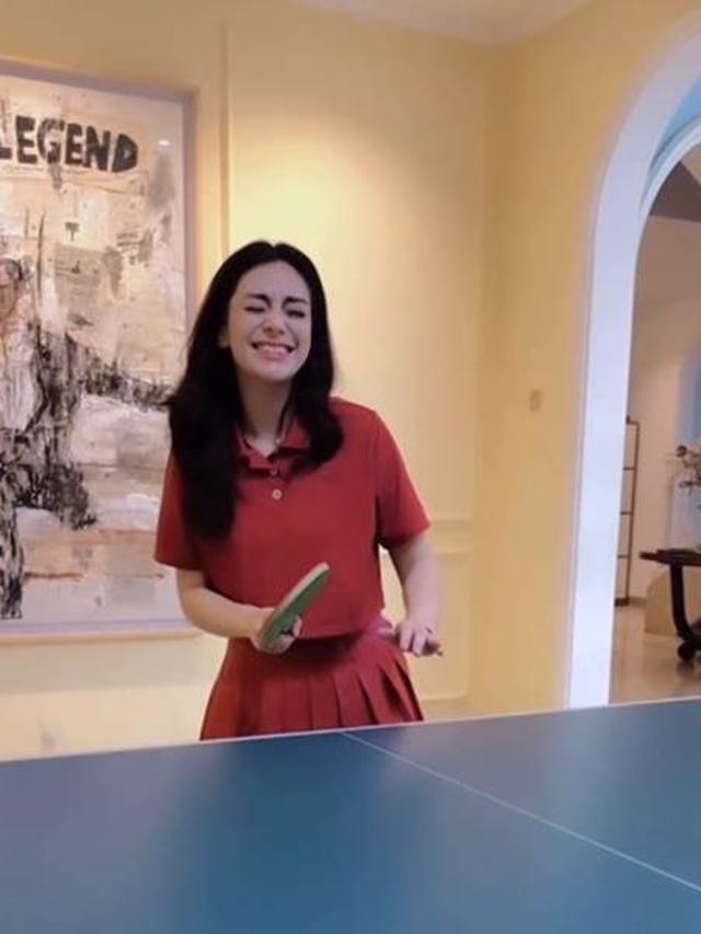 7 Potret Celine Evangelista Main Tenis Meja Bareng Ariel Noah, Tuai Banyak Sorotan