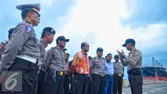 Petugas gabungan TNI-Polri melakukan persiapan di Pelabuhan Tanjung Emas Semarang, Minggu (24/1/2016). Persiapan dilakukan untuk mengamankan kedatangan Anggota Gafatar. (Foto:Gholib)