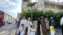 Mengenakan dress lengan panjang putih, Nycta Gina bersama suami dan keduanya merayakan Idul Adha di Singapura.  (@missnyctagina)