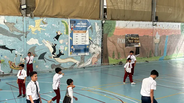 Murid Sekolah Indonesia Jeddah (SIJ), Arab Saudi, bermain bola di halaman sekolah selepas jam pelajaran, difoto pada 7 Juni 2026. (Asnida Riani/Liputan6.com/Media Center Haji)