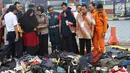 Keluarga korban jatuhnya pesawat Lion Air JT 610 dikawal petugas melihat barang-barang temuan di Pelabuhan JICT 2, Jakarta, Rabu (31/10). 189 orang menjadi korban jatuhnya pesawat Lion Air JT-610 pada Senin (29/10) lalu. (Liputan6.com/Helmi Fithriansyah)