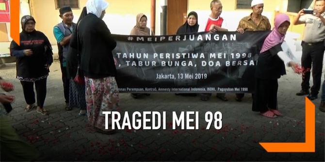VIDEO: Tabur Bunga Keluarga Korban, Peringati Tragedi Mei 98