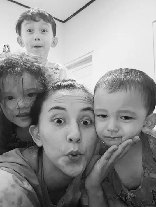 Pesinetron yang dulu memerankan sinetron Ganteng Ganteng Serigala ini memang luar biasa sebagai seorang ibu, Dahlia Poland selalu habiskan waktu sebagai ibu rumah tangga di rumah untuk merawat ketiga buah hatinya. (Liputan6.com/IG/dahliachr)
