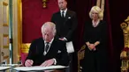Raja Charles III menandatangani sumpah untuk menegakkan keamanan Gereja di Skotlandia saat upacara proklamasi bersama Dewan Aksesi di Istana St. James, London, Inggris, Sabtu (10/9/2022). Proklamasi Raja Charles III sebagai penguasa Britania Raya telah dilaksanakan. (Victoria Jones/Pool Photo via AP)
