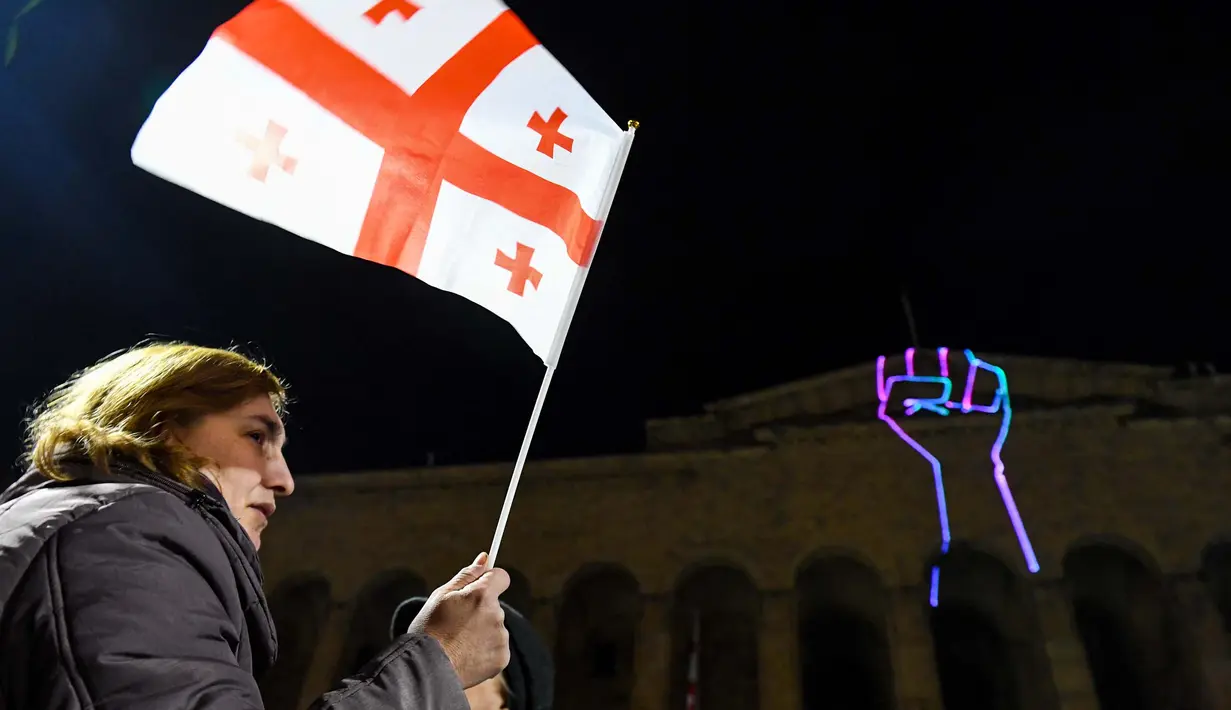 Di Tbilisi, para pengunjuk rasa berkumpul di depan gedung parlemen pada malam hari dan memblokir Shota Rustaveli Street. (KAREN MINASYAN/AFP)