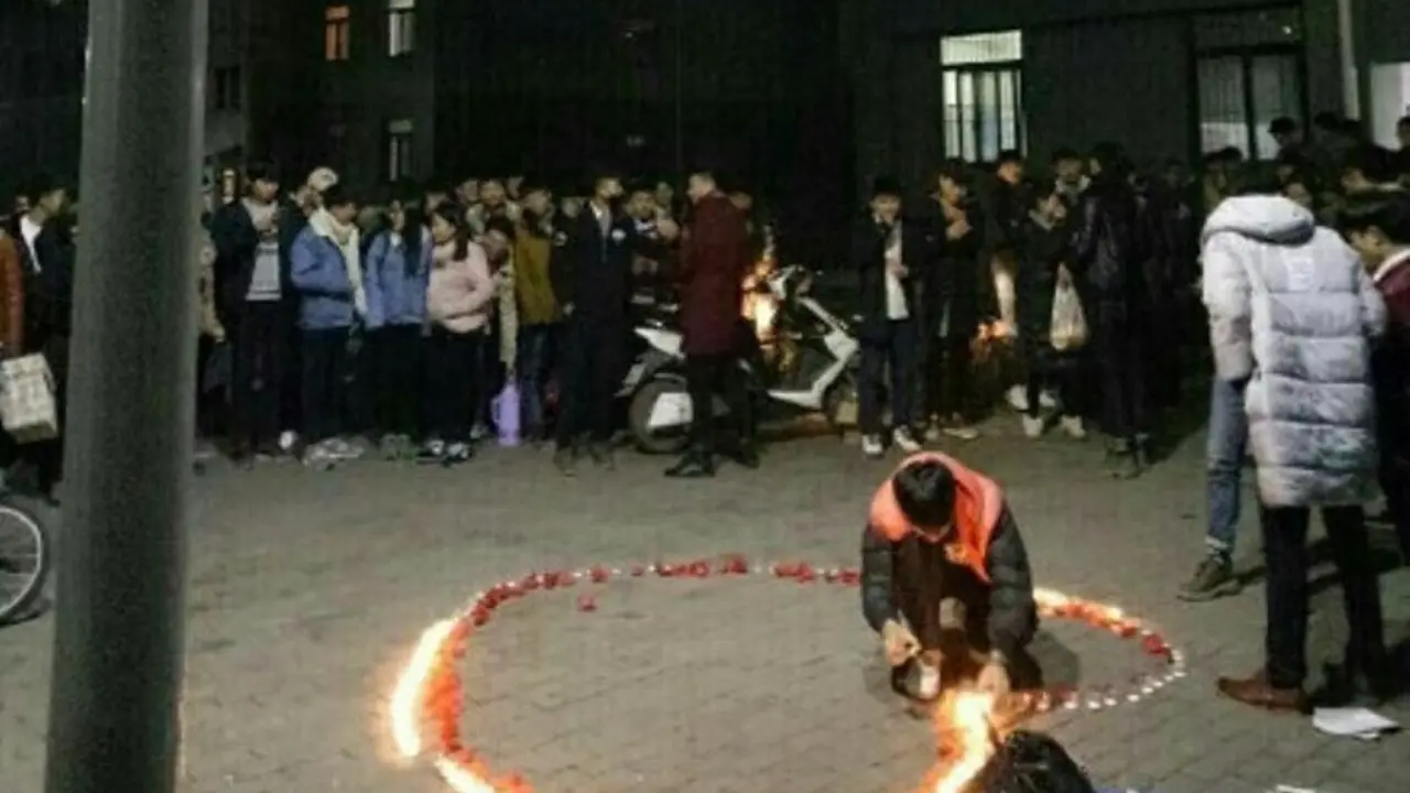 Apa Jadinya Kalau Rencana Lamaran Romantis Dibubarkan Satpam?