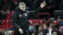 Pelatih Manchester United, Ole Gunnar Solskjaer menyapa para suporter usai pertandingan melawan Colchester United pada perempat final Piala Liga Inggris di Old Trafford (18/12/2019). MU menang telak 3-0 atas Colchester United dan melaju ke semifinal. (AP Photo/Jon Super)