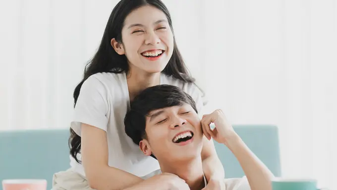 perempuan dan pasangan 9 agustus tawa