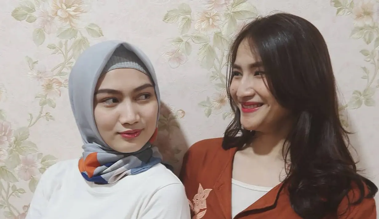 Bila diperhatikan, paras keduanya memang sama-sama cantik memesona. Apalagi saat keduanya saling melihat dan tersenyum tipis membuat dara kelahiran Bandung ini semakin terlihat manis. (Liputan6.com/IG/@jkt48frieska)