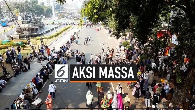Massa mulai berkumpul di sekitar jalan Medan Merdeka Barat. Aksi massa hari ini tidak mendapatkan izin dari Polres Metro Jakata Pusat.