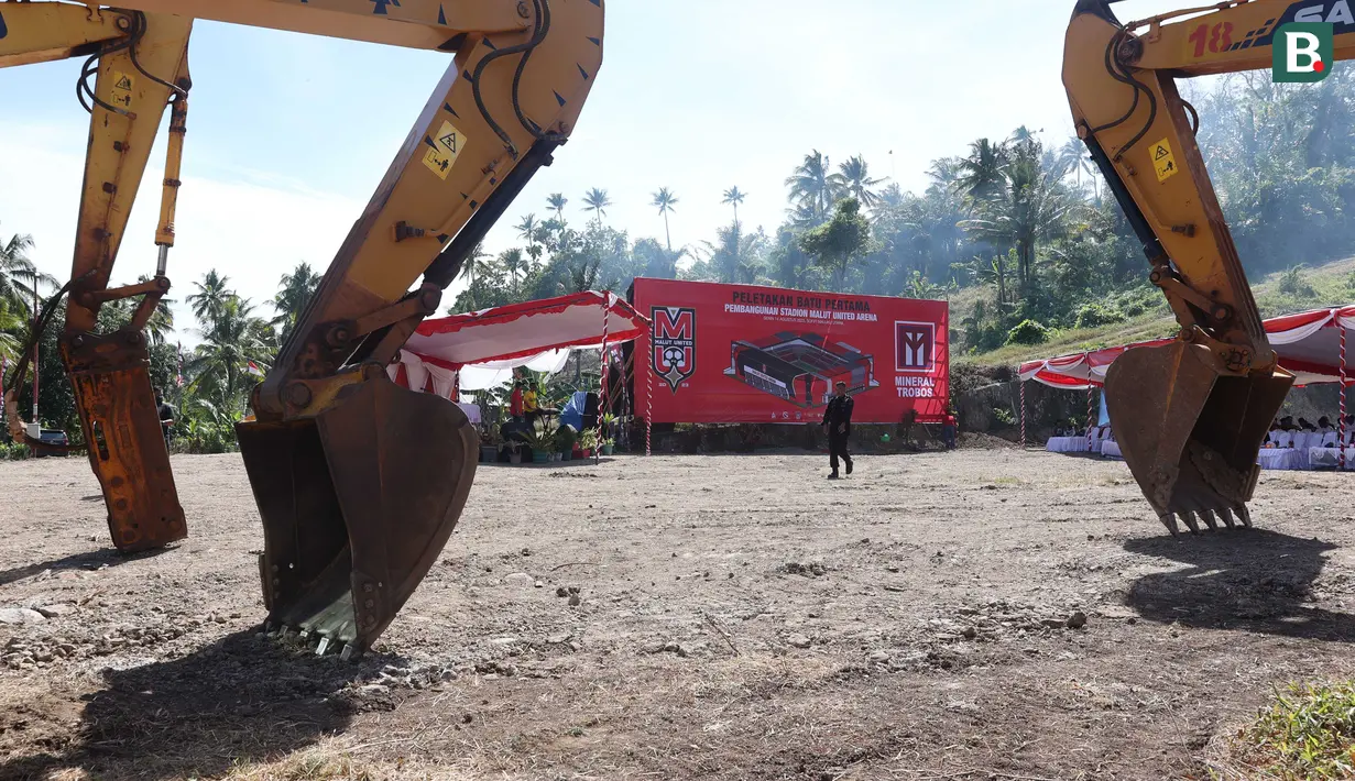Sejumlah alat berat diparkir di lahan yang akan digunakan untuk pembangunan Stadion Malut United Arena di Kota Sofifi, Maluku Utara, Senin (14/8/2023). (Bola.com/Okie Prabhowo)