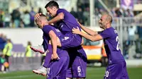 Para pemain Fiorentina merayakan gol ke gawang Frosinone pada laga Serie A di Stadion Artemio Franchi, Firenze, Minggu (1/11/2015) malam WIB. (AFP PHOTO / Vincenzo Pinto)