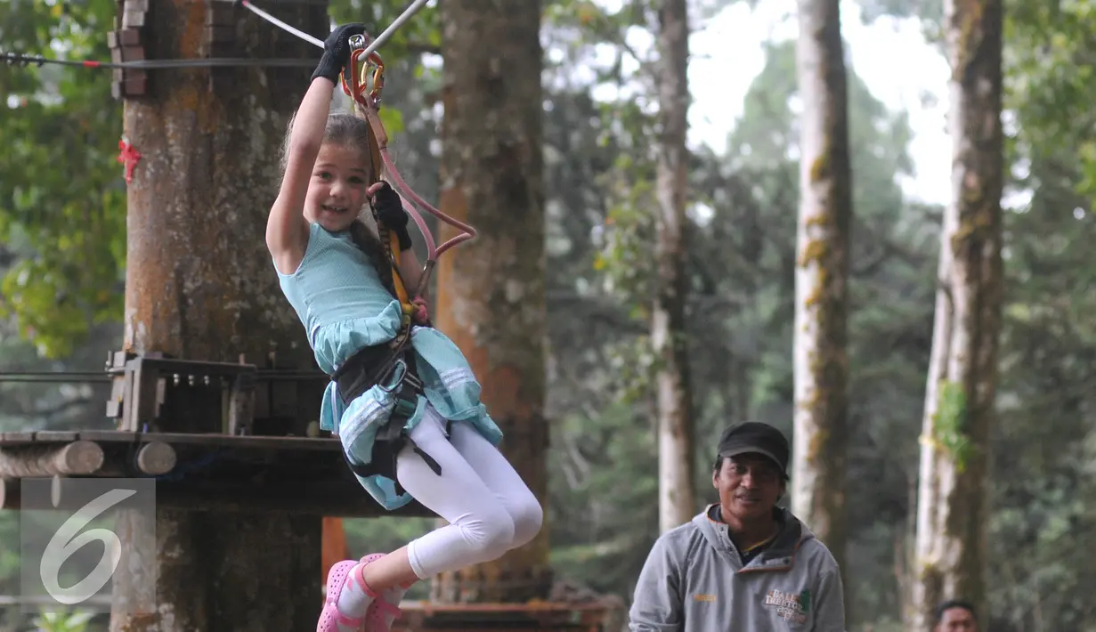 Isabella Damla Guvenilir peran utama di serial Elif sedang mencoba Flying Fox di wahana Bali Treetop Adventur Park, Bali, Rabu (26/8/2015). Isabella mengaku senang dengan aneka permainan yang dicobanya. (Liputan6.com/Herman Zakharia)