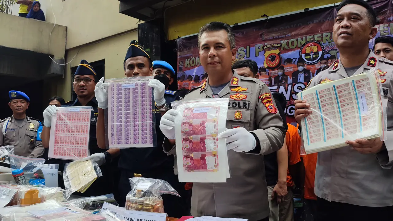 Polisi membongkar jaringan pembuatan dan peredaran uang palsu di Bogor, Jawa Barat. (Liputan6.com/Achmad Sudarno)